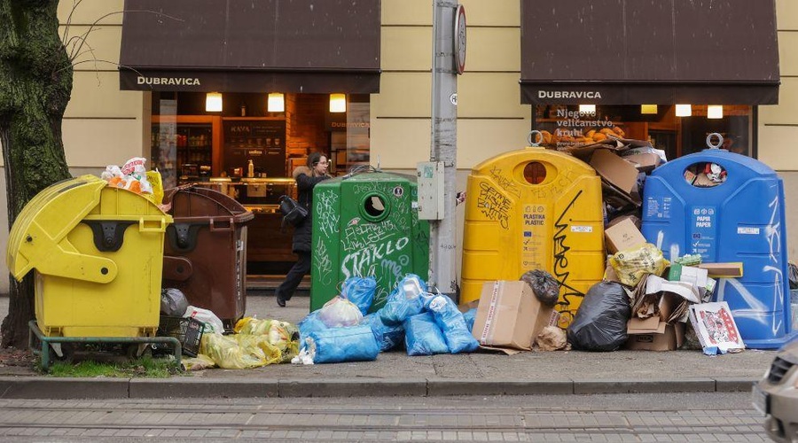 Kaos v Zagrebu: smeti ležijo vsepovsod, smrad se širi po mestnih ulicah, smetarji pa ... (FOTO) (foto: Luka Stanzl/Pixsell/Bobo)