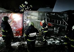 Gasilsko vozilo s šestimi gasilci zaradi močnega sneženja zdrsnilo s ceste
