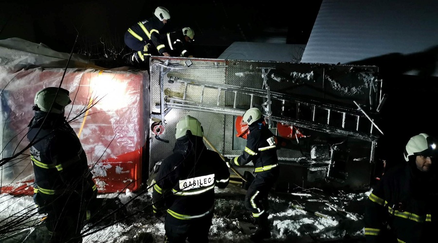 Gasilsko vozilo s šestimi gasilci zaradi močnega sneženja zdrsnilo s ceste (foto: Facebook/PGD Veliki Kamen)