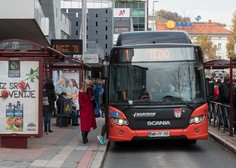 Drama v Mariboru: razjezil se je in poškodoval avtobus ter voznika