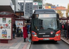 Drama v Mariboru: razjezil se je in poškodoval avtobus ter voznika