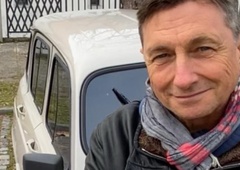 Borut Pahor prodaja svojo legendarno 'katrco'