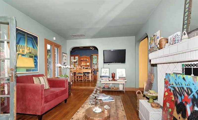 Tople barve lesenega pohištva in oblazinjene zofe, fotelji in stoli bodo omehčali rustikalni videz.