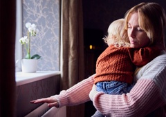 Pomagajte mladi družini s štirimi otroki iz Cerknice: zebe jih, ogrevanja si ne morejo privoščiti