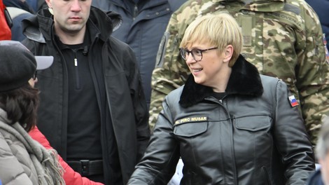 Ste se tudi vi vprašali, zakaj predsednica včasih nosi usnjeno pilotsko jakno?