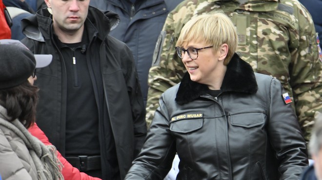Ste se tudi vi vprašali, zakaj predsednica včasih nosi usnjeno pilotsko jakno? (foto: Žiga Živulovič jr./Bobo)