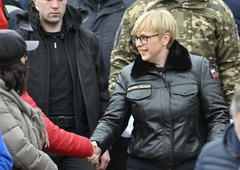 Ste se tudi vi vprašali, zakaj predsednica včasih nosi usnjeno pilotsko jakno?