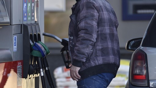 Dobra novica za trgovce, a ne za voznike: vlada zvišala maržo za bencin in dizel