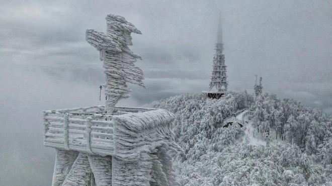 Ko se narava poigra: zima je na priljubljenem slovenskem vrhu ustvarila neverjetne ledene skulpture (foto: Facebook/Lepote Slovenije/Rok Kolar)