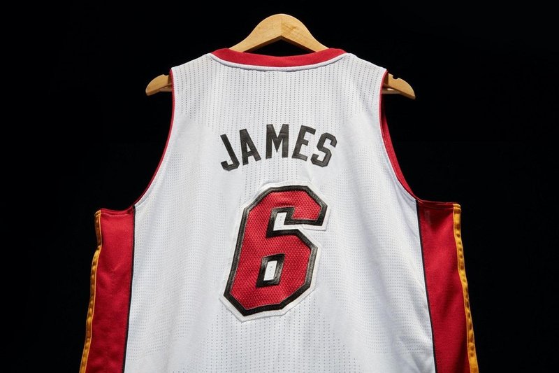 Avkcijska hiša Sotheby's v New Yorku je prodala dres, ki ga je James nosil med igranjem za Miami Heat na njihovi sedmi finalni tekmi NBA leta 2013 proti San Antonio Spurs.