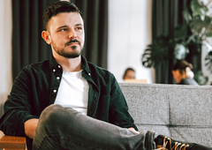 Priljubljeni Žan Hauptman nič več ne skriva, da pripravlja nekaj prav posebnega (to se bo zgodilo prvič)