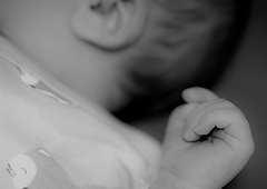 Kljub obveznemu cepljenju se v Sloveniji vse bolj širi nevarna otroška bolezen