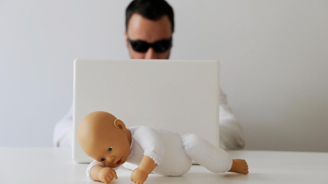 Moški iz okolice Maribora posredoval otroško pornografijo: na posnetkih celo dojenčki (foto: Profimedia)