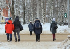 Voznica trčila v tri otroke, eden je huje poškodovan