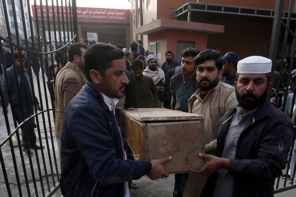 Po bombnem napadu v Pakistanu: "Ne pričakujemo, da bomo našli še koga živega" (foto: Profimedia)