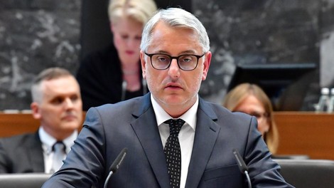 Prvaki koalicijskih strank ostro proti t. i. vaškim stražam: "V Sloveniji ni prostora za nobene vaške straže ali samooklicane vojake"