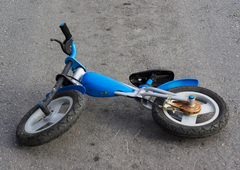 Nesreča v Novi Gorici: pijana voznica na prehodu za pešce zbila otroka