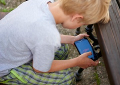 Velik porast odvisnosti od ekranov pri slovenski mladini: številke so zaskrbljujoče