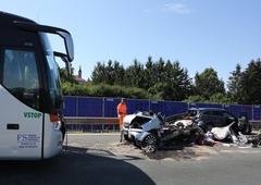 Slovenske ceste vzele življenje: trčil v avtobus in podlegel posledicam