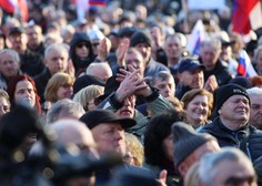 Upokojenci pred parlamentom zahtevali dvig pokojnin: "Mi smo ustvarjali Slovenijo"