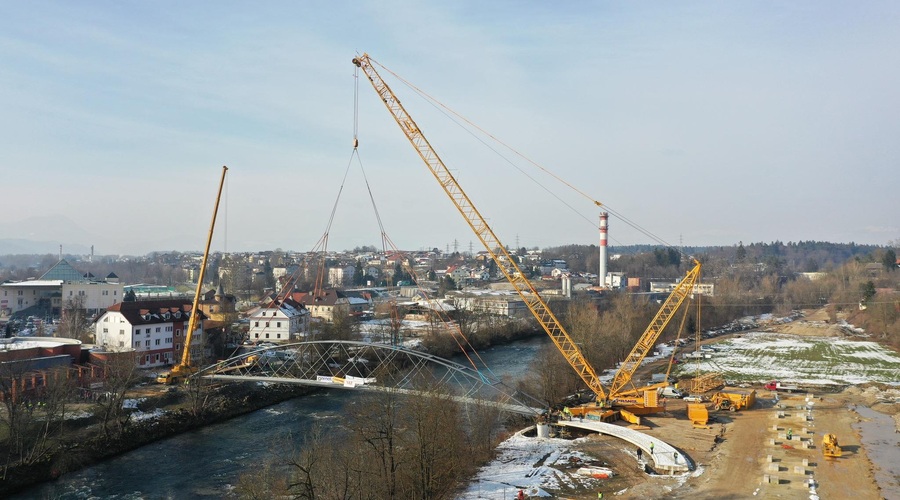 Na sotočju Sore in Save so bili mimoidoči priča izjemnemu gradbenemu podvigu (foto: Facebook/Občina Medvode)