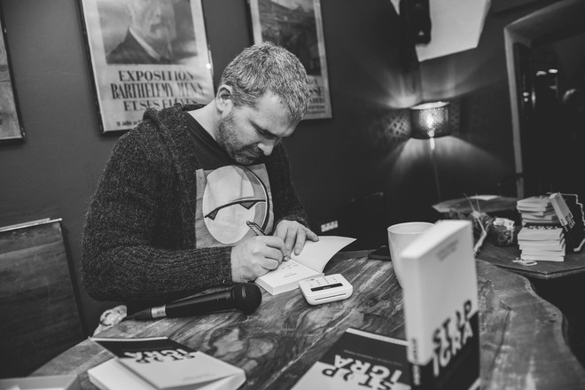 Pisatelj (in založnik) Jaka Tomc na predstavitvi svoje nove knjige v priljubljenem ljubljanskem klubu Daktari (foto: Kevin Ducheyne)