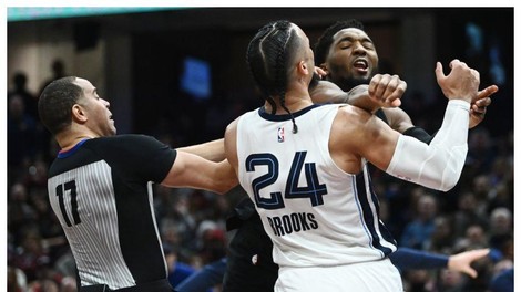 Na tekmi lige NBA najprej udarec v mednožje, nato so zapele pesti