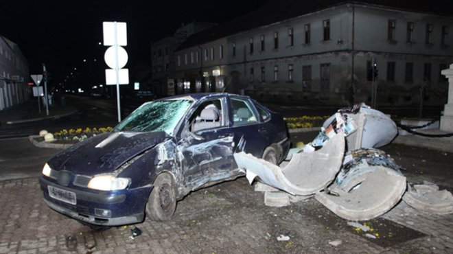 Mladostnika divjala po cesti in med prenosom v živo trčila v betonski steber (VIDEO) (foto: Večernji.hr/PU brodsko-posavska/posnetek zaslona)