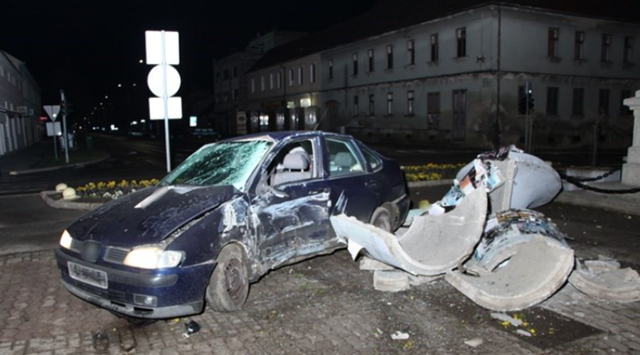 Mladostnika divjala po cesti in med prenosom v živo trčila v betonski steber (VIDEO) (foto: Večernji.hr/PU brodsko-posavska/posnetek zaslona)