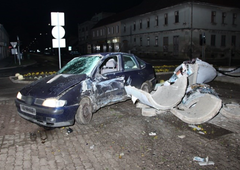 Mladostnika divjala po cesti in med prenosom v živo trčila v betonski steber (VIDEO)