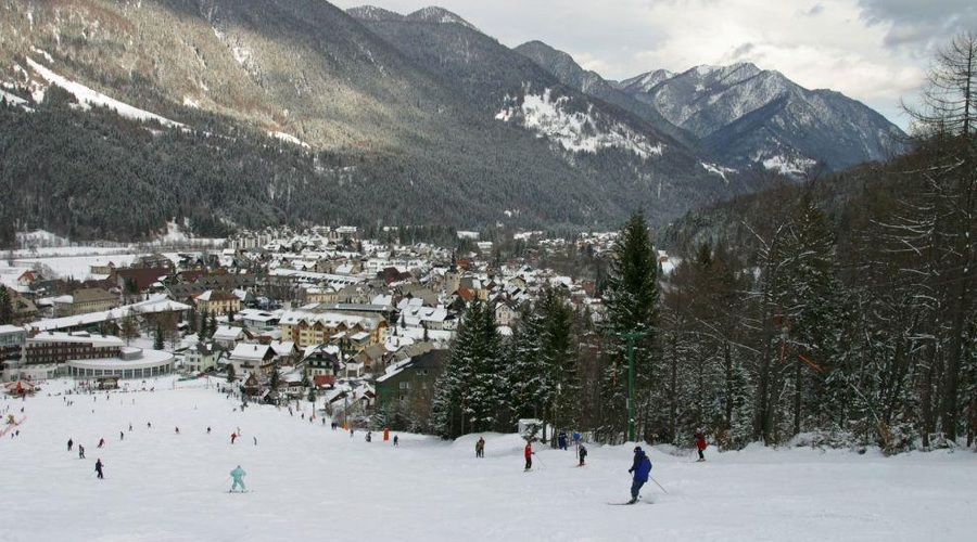 V slovenskem turističnem biseru se ubadajo z veliko težavo: parkirajo povsod, tudi na travnikih in celo dvoriščih (foto: Profimedia)