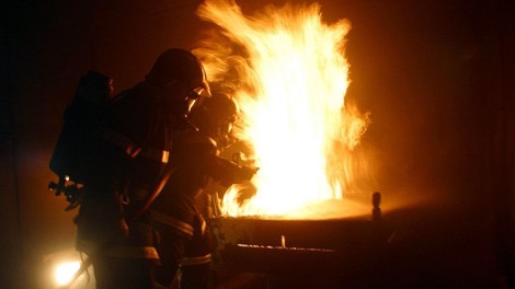 Grozljivo: požar v hiši vzel življenja matere in sedmih otrok