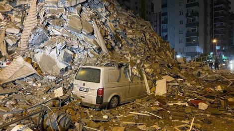 Močan potres v Turčiji terjal življenja več kot tisoč ljudi
