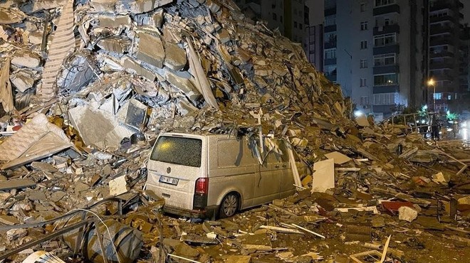 Močan potres v Turčiji terjal življenja več kot tisoč ljudi (foto: Profimedia)