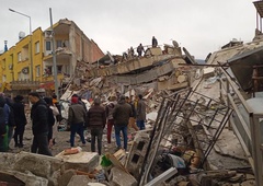 Reševalne ekipe na poti v Turčijo in Sirijo, pomagal bo tudi Putin (VIDEO)