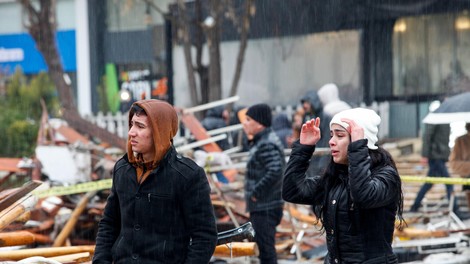 FOTO: Turčijo stresel nov potres, število žrtev iz minute v minuto narašča