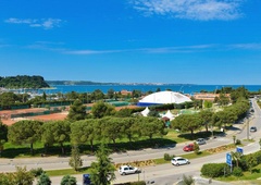 Vse bolj vroče dogajanje zaradi teniških igrišč v Portorožu: protest v Piranu in grožnja z odškodninsko tožbo