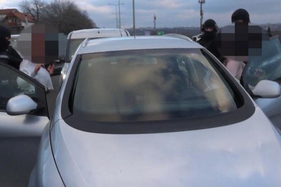 V Beogradu aretirali Slovenki: zamaskirani policisti so ju zaustavili sredi ceste, sledile so filmske scene (FOTO) (foto: MUP Srbije)
