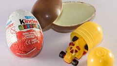 Razkrita osupljiva resnica o Kinder jajčku, ki je desetletja ostala skrita: zdaj je jasno, zakaj so nam vse to skrivali