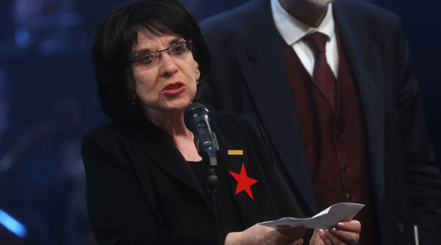 Svetlano Makarovič na oder Cankarjevega doma pospremil Jaša Jenull (foto: Borut Živulovič /Bobo)