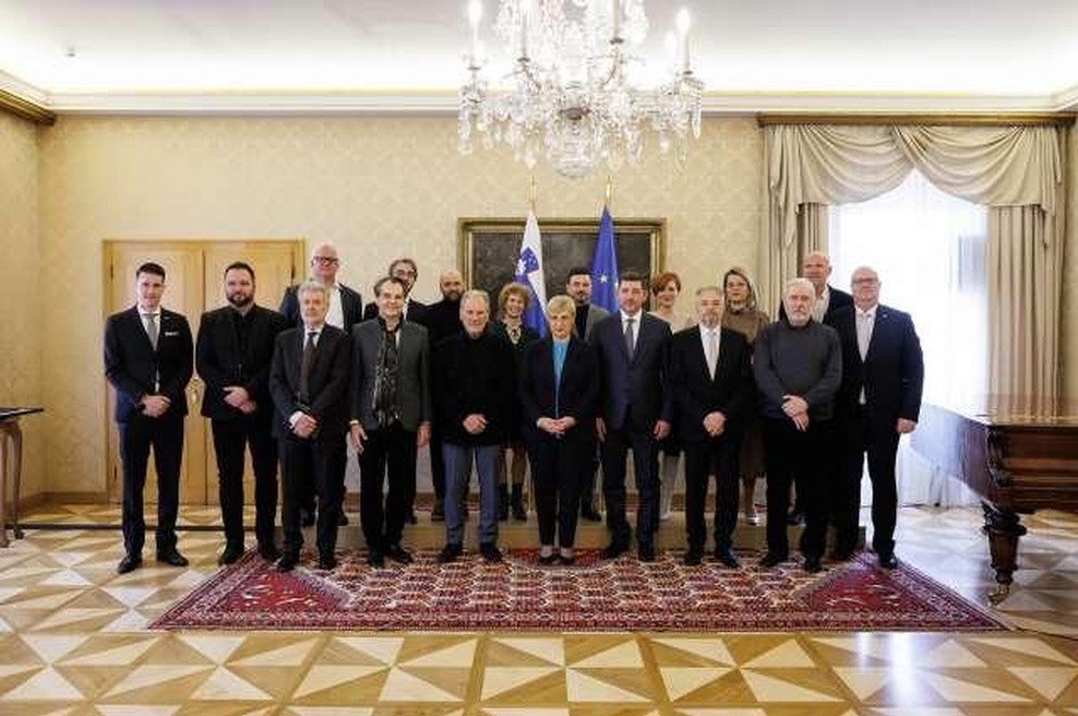 FOTO: Pirc Musarjeva je sprejela Prešernove nagrajence (foto: STA)
