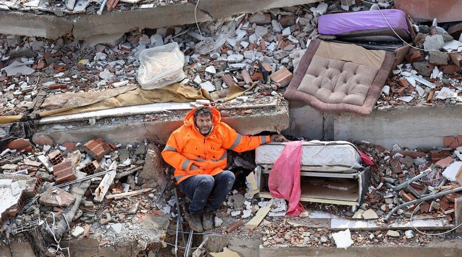 Fotografija, ki je pretresla ves svet: oče drži za roko svojo hčerko, ki je umrla v potresu (foto: Profimedia)