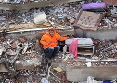 Fotografija, ki je pretresla ves svet: oče drži za roko svojo hčerko, ki je umrla v potresu