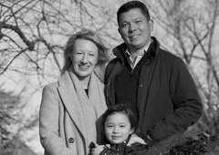 Znan je vzrok smrti ravnateljice, njenega moža in 7-letne hčerke