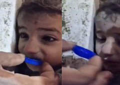 Posnetek obkrožil svet: deček kar 44 ur ujet pod ruševinami, vodo so mu dajali po zamašku