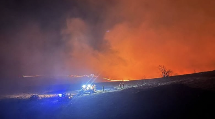 Obsežen požar nad Rakitovcem je zaenkrat obvladan, na požarišču je ostalo še nekaj deset gasilcev (foto: Facebook/PGD Komen)