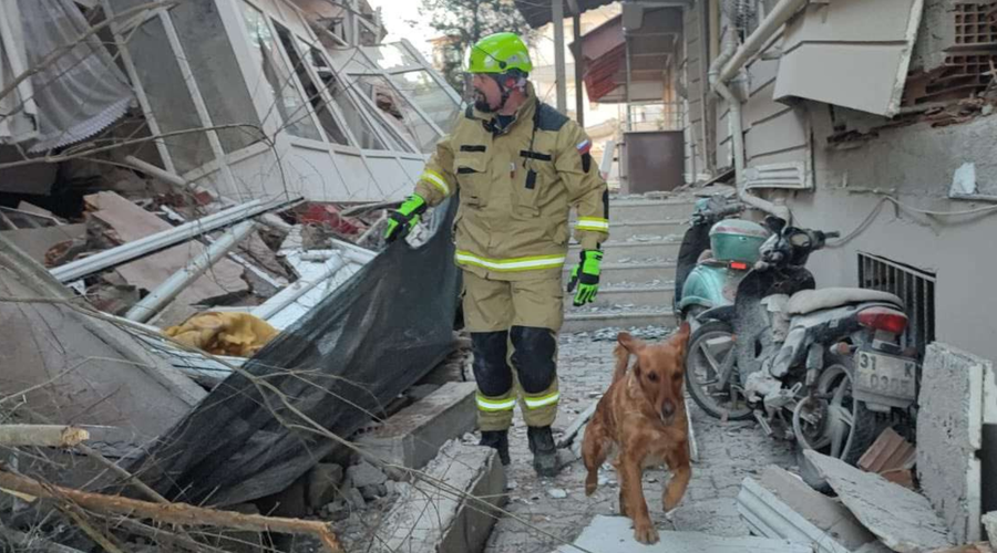 (FOTO in VIDEO) Slovenci, ki v Turčiji iščejo ujete pod ruševinami: "Veliko huje je, kot smo mislili ob prvih posnetkih" (foto: Facebook/URSZR)