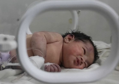 Čudežno novorojenčico iz Turčije, ki je 55 ur ležala pod ruševinami, želita posvojiti slovenska para