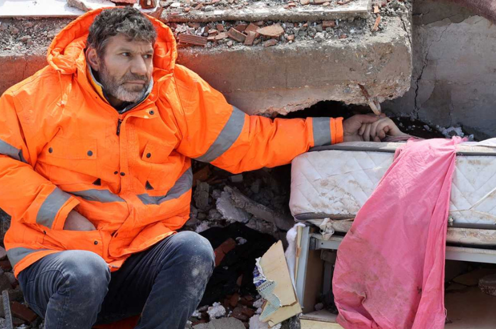 Avtor fotografije, ki je postala simbol pretresa in žalosti: "Nisem se mogel zadržati, jokal sem ..." (foto: Twitter/ ABS-CBN News Channel/Adem Altan/AFP)