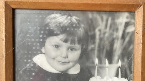 Prepoznate deklico na fotografiji? Danes zelo znana slovenska igralka je s fotografijo iz otroštva razkrila temačno preteklost